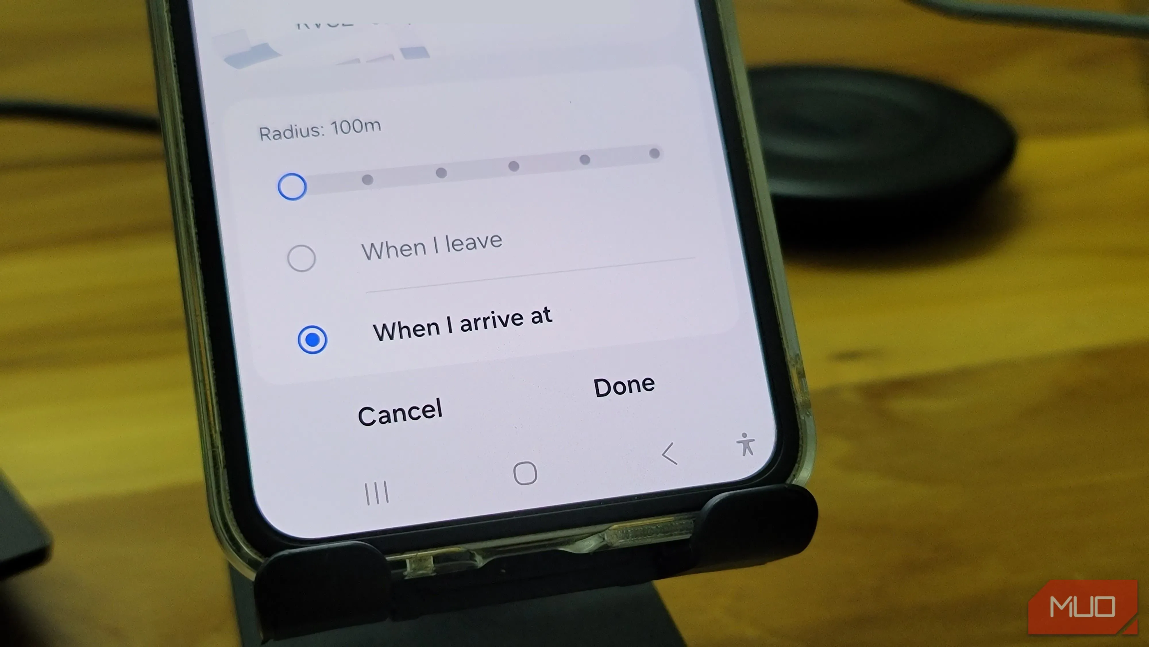 Tuỳ chọn nhắc theo vị trí trong Samsung Reminder trên Galaxy Z Flip 6, hiển thị trigger khi đến/rời địa điểm