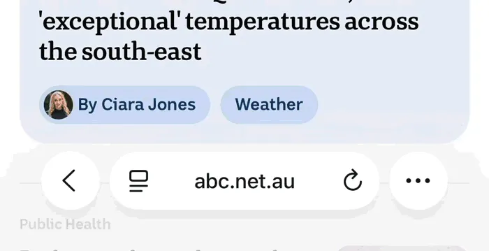 Vuốt trên thanh tab để chuyển đổi giữa các tab mở trên Safari.