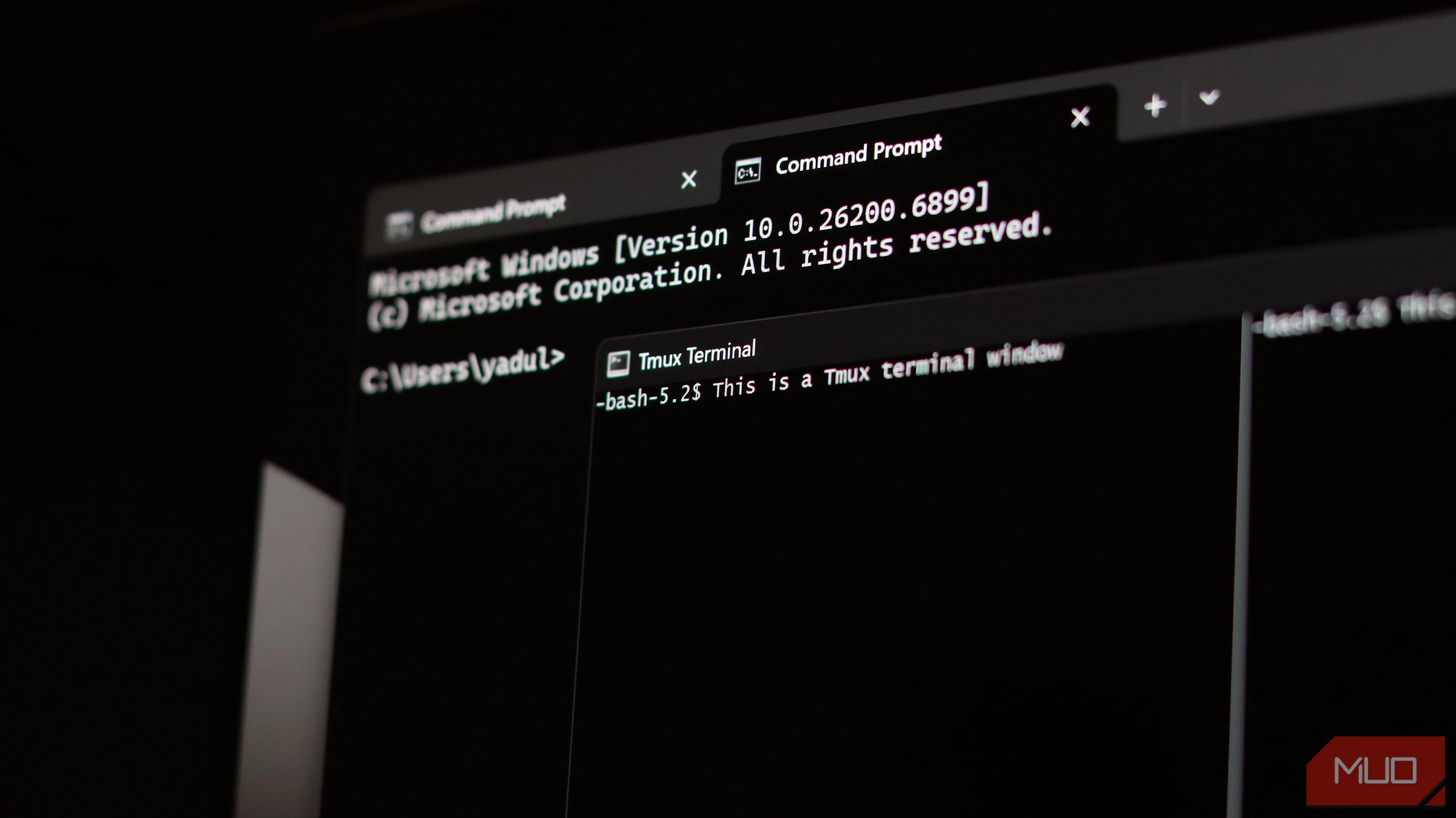 Windows Terminal và itmux mở đồng thời trên Windows 11, so sánh giao diện và bố cục pane.